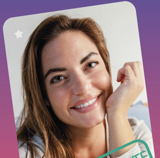 Mulher sorrindo para post sobre app de namoro e conversa 35+
